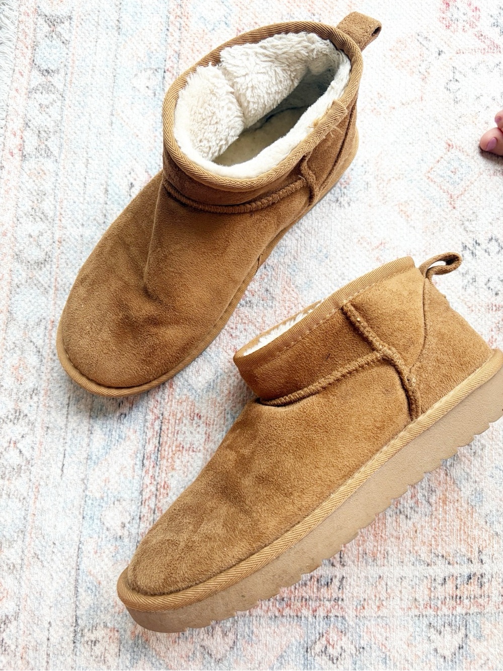 9 •Cushionaire mini Ugg boots Cozy Suede Shearling-Lined Slippers Chestnut Brown